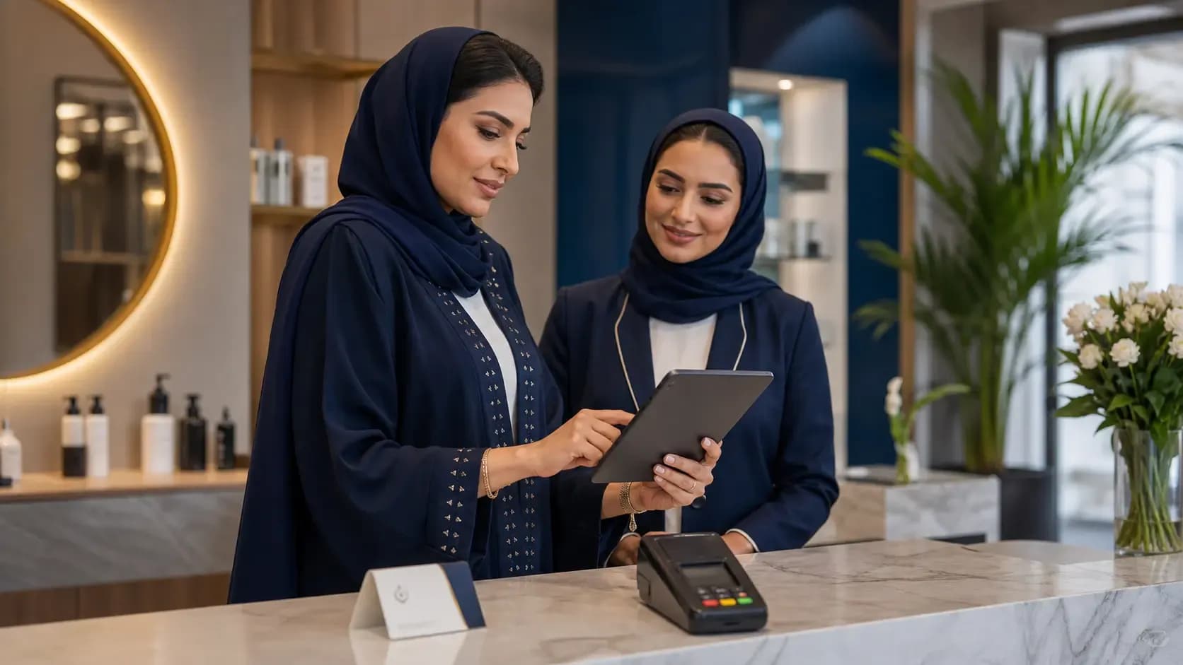 مشهد تحريري لمديرة مركز عناية سعودية تراجع سياسة العربون والتأكيد على جهاز لوحي في استقبال مرتب قبل ضغط سبتمبر.